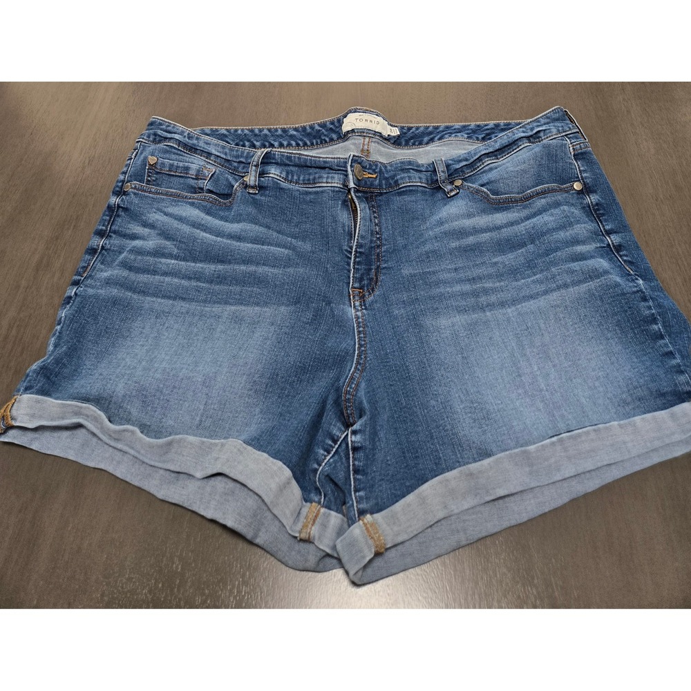 Torrid Womens Size 24 Medium Wash Cuffed Denim Shorts Stretch 10900262